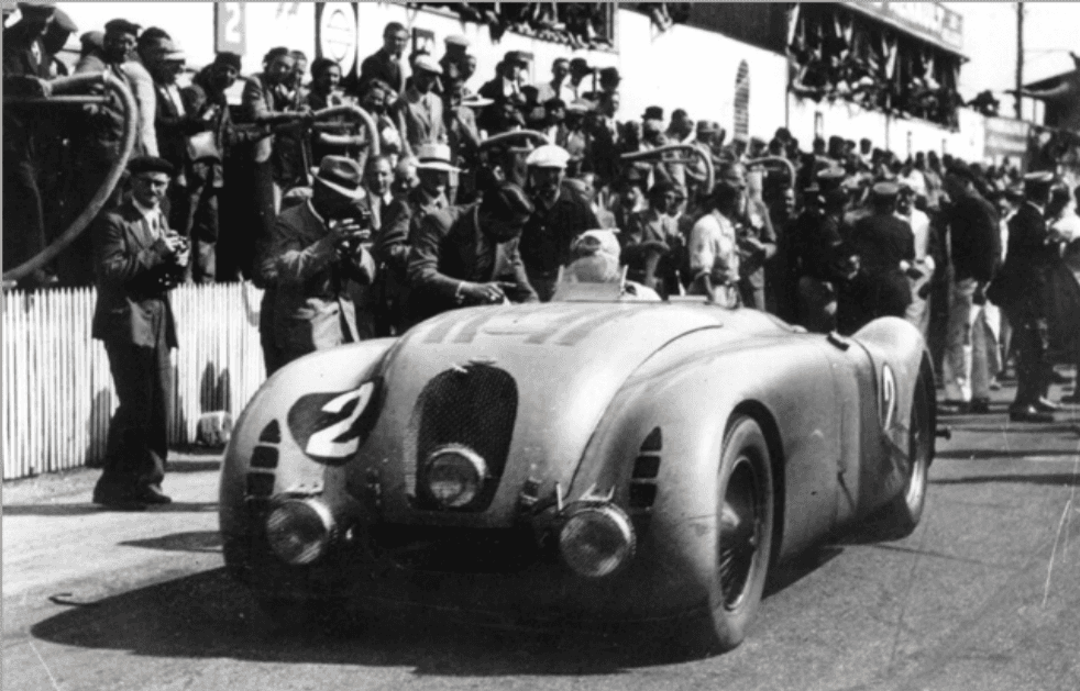 En principio, 
<b>la muerte de Jean Bugatti </b>parece haber sido un simple accidente. Y de no ser porque su padre Ettore había soñado con la muerte de su hijo en un automóvil marcado con las letras IX, el Bugatti 57G Tank, ganador de las 24 horas de Le Mans, no debería estar en esta lista.