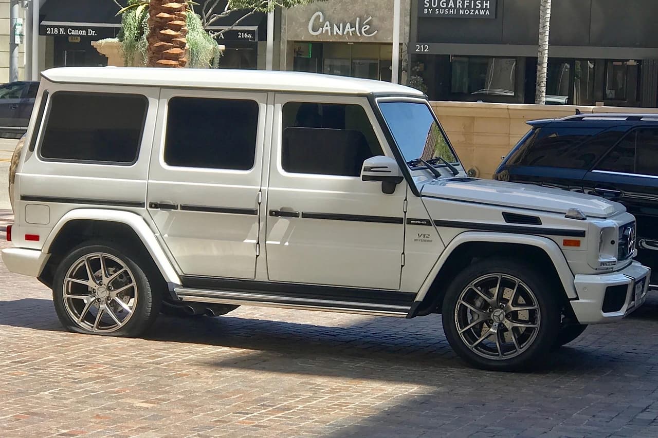 Justin Bieber puede darse el lujo de tener otra versión más de esta SUV. Como esta Mercedes AMG G65 
<b>con motor V12 biturbo de 6.0 litros </b>de 621 caballos de fuerza, cuyo precio inicia en 222,700 dólares. El año pasado, cuando el cantante salía de un restaurante, se percató de que su camioneta tenía una llanta ponchada.