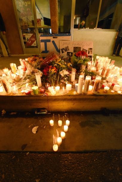 Las ofrendas y veladoras en la locación de Isla Vista deli, en donde cámaras de seguridad eternizaron los momentos de terror que vivieron las personas que se encontraron allí durante la balacera ocasionada por Elliot Rodger.