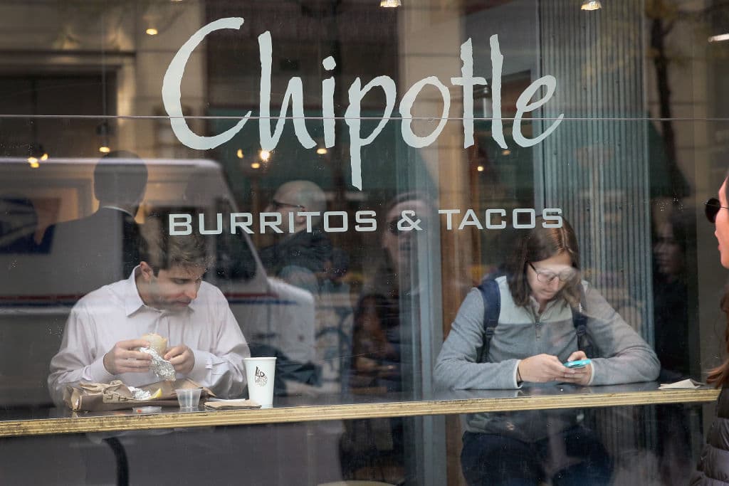 Chipotle también está ofreciendo
<b>bonos de $200</b> por recomendación de empleados para miembros de su plantilla y hasta de $750 para aprendices o gerentes generales, con el objetivo de lograr contratar a los 20,000 nuevos trabajadores que necesitan en todo Estados Unidos para esta temporada alta.