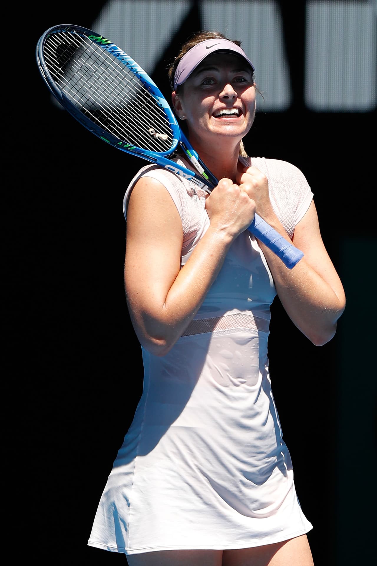 La rusa María Sharapova, aún vigente en el torneo, tiene fama gracias a una mezcla de talento y belleza: con cuerpo estilizado y rostro angelical, su sonrisa nunca pasa de moda.