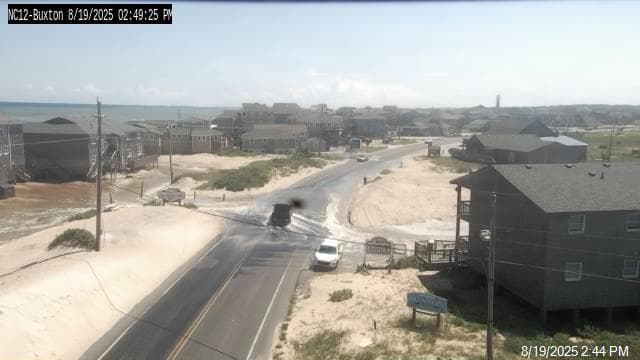 A eso de las 3:00 p.m., el Servicio Meteorológico Nacional también 
<b>reportó la presencia de agua en la Carretera 12. </b>
<br>
<br>“Todavía faltan unas 2 horas para la marea alta de esta noche, y 
<b>el agua ya está comenzando a afectar algunas áreas a lo largo de los Outer Banks.</b> Aquí está la vista a lo largo de NC-12 en Buxton”, indicó el NWS.