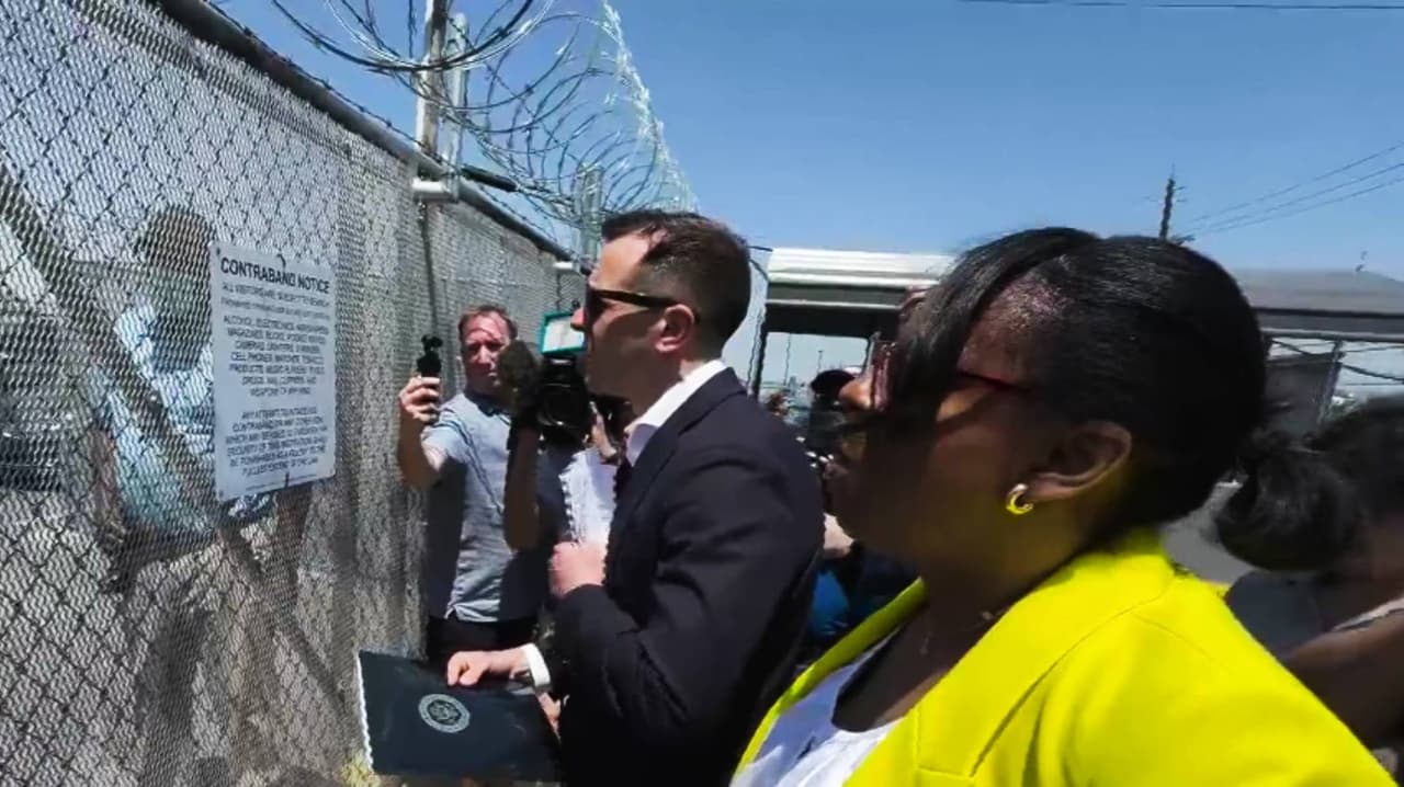 Congresistas visitan centro de detención Delaney Hall en Nueva Jersey