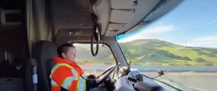 Estrella asegura que ha pasado hasta 14 horas detrás del volante; sin embargo, con ayuda de la tecnología, ahora controla las horas de conducción para cumplir con su trabajo de una forma segura.