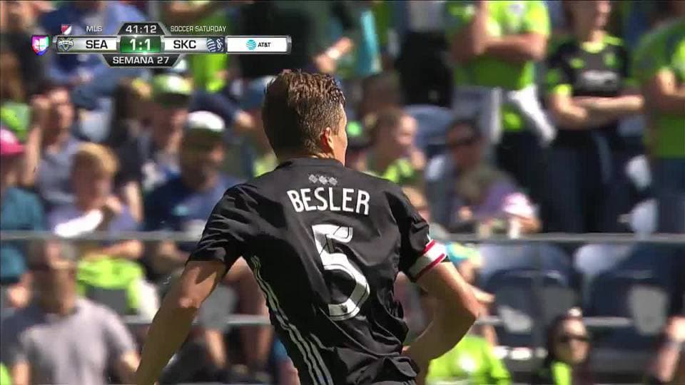 Tiro desviado de Matt Besler
