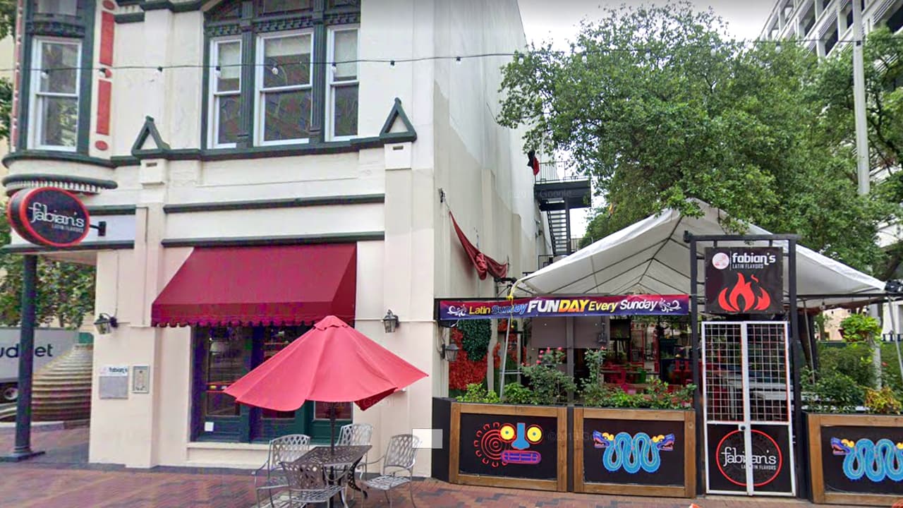 <b>Fabian’s Latin Flavors: </b>Tiene 156 revisiones y una calificación promedio de tres estrella y media. Está ubicado en el 
<br>301 de la calle Main Street, en Houston.
<br>