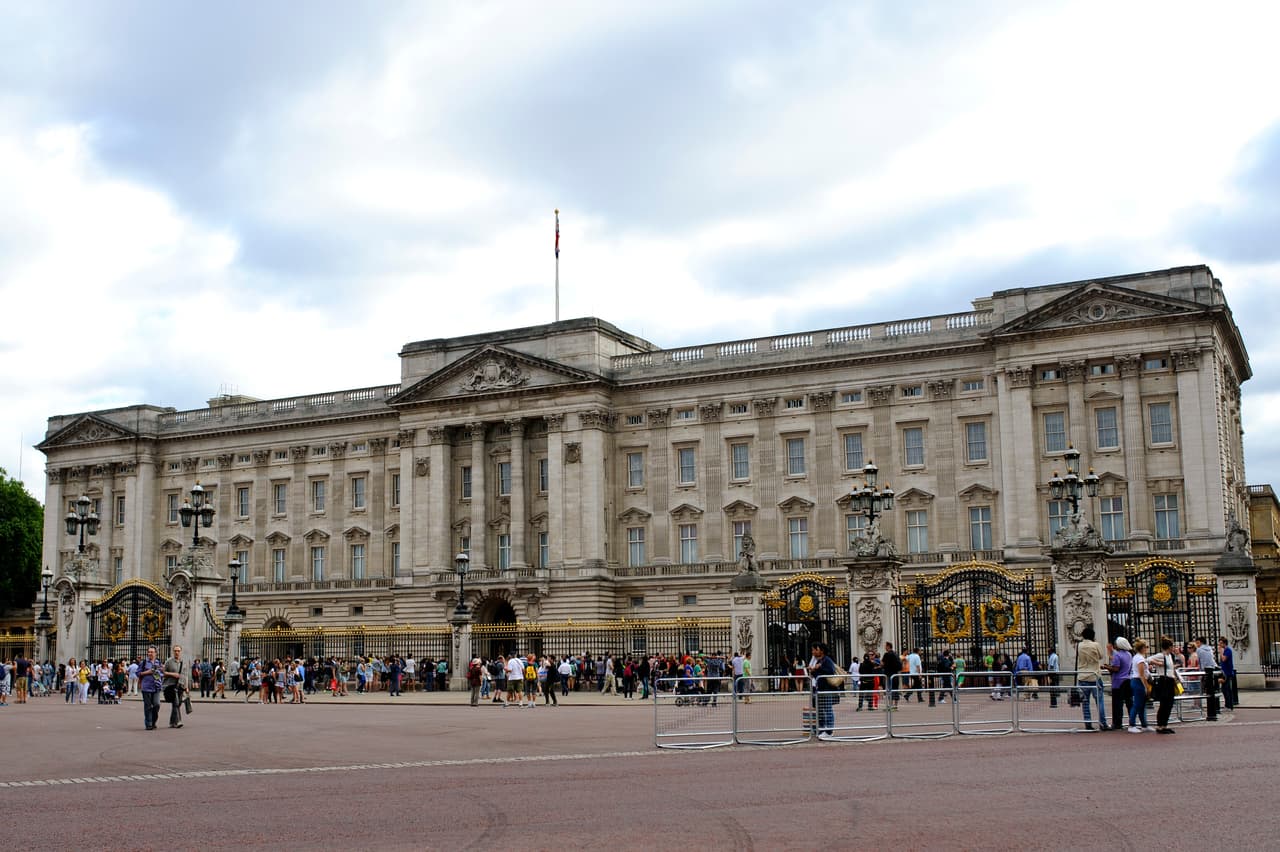 Hasta el momento, ninguno de los voceros oficiales de la corona británica o de los duques de Sussex se han pronunciado respecto a estos jóvenes extremistas.
