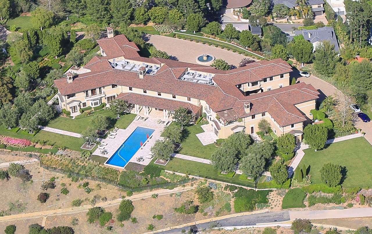 En 2020, el pequeño habría disfrutado su primera fiesta de cumpleaños en 
<b><a href="https://www.univision.com/famosos/el-que-seria-el-exclusivo-escondite-de-meghan-markle-y-harry-es-una-mansion-de-18-millones-de-dolares-en-beverly-hills-fotos" target="_blank">una mansión de Beverlly Hills de 18 millones de dólares</a></b>
<a href="https://www.univision.com/famosos/el-que-seria-el-exclusivo-escondite-de-meghan-markle-y-harry-es-una-mansion-de-18-millones-de-dolares-en-beverly-hills-fotos" target="_blank">,</a> perteneciente a Tyler Perry, el hombre más rico del mundo del entretenimiento en 2011, según la revista Forbes. Los duques vivieron en esta propiedad durante algunas semanas.