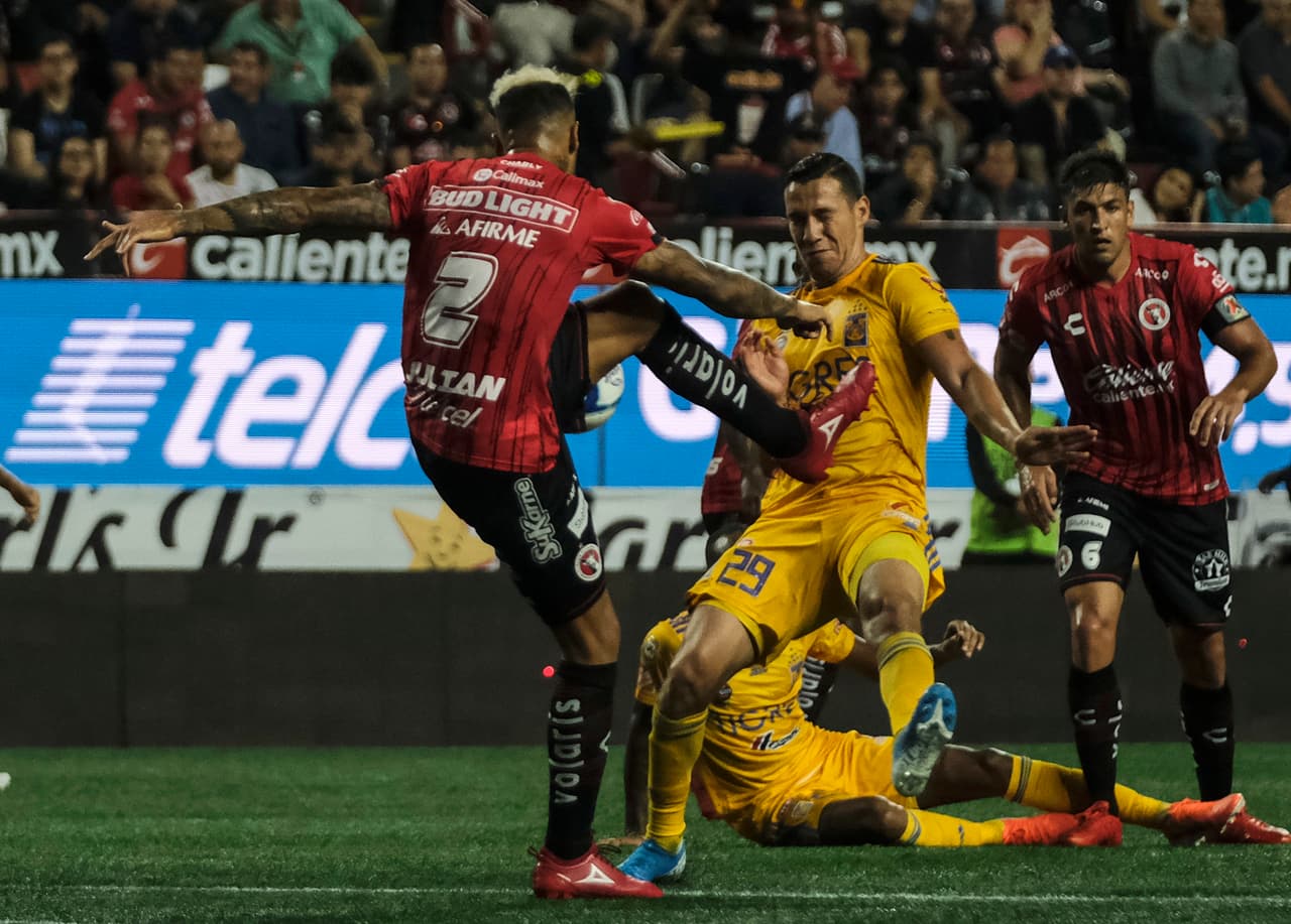 Julian Velázquez disputa la pelota con Jesús Dueñas.