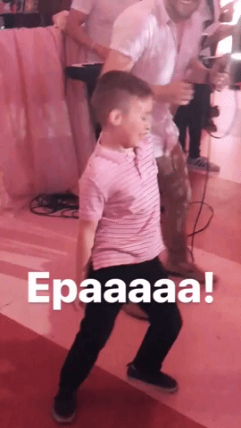 El pequeño Mateo dio cátedra y mostró sus mejores movimientos al son de la música.