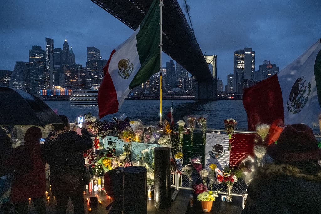 El lugar se transformó en un memorial improvisado donde los participantes colocaron velas, flores y mensajes dedicados a la tripulación.