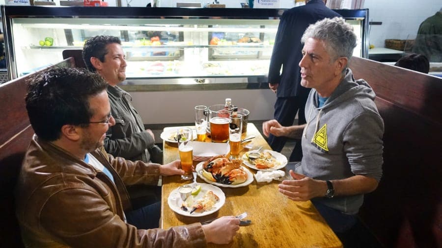 Bourdain se sentó en Captain Jim's Seafood Market con Billy Corben y Alfred Spellman, los creadores del documental "Cocaine Cowboys". Durante la comida se dieron un festín con garras de cangrejo 'stone crab', una especialidad del sur de la Florida.
<br>