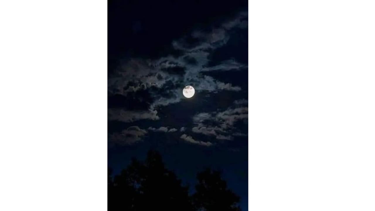 La noche iluminada por la superluna azul en Dallas, así es como se veía. Esta imagen la captó Juan Ríos.