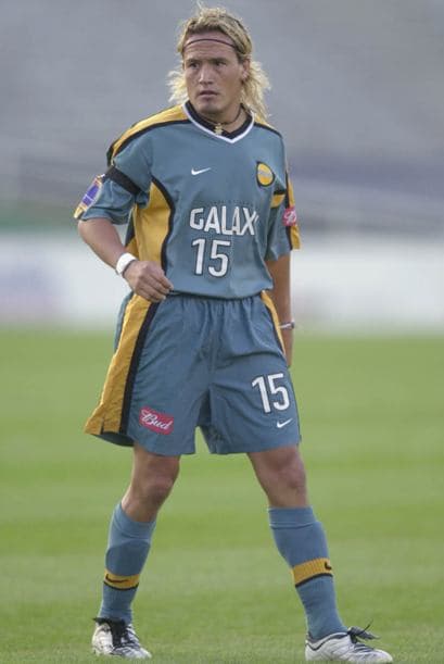 Luis Hernández (LA Galaxy) – Se fue Hermosillo, y los galácticos ficharon para las temporadas 2000 y 2001 a otro goleador histórico de México – Luis “Matador” Hernández. El ‘Matador’ venia de ser campeón de goleo de la Copa América ’97 y convertirse en el aún vigente máximo goleador mexicano en Copas del Mundo con 4 goles en Francia ’98.