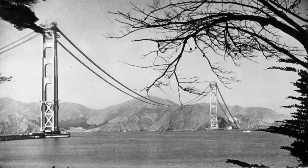 El Golden Gate Bridge and Highway District fue autorizado en 1928 con la tarea de diseñar, construir y financiar el Puente Golden Gate. Sin embargo, la recaudación de fondos para la construcción se vio obstaculizada por el Crac del 29, un desplome bursátil que marcó el inicio de la Gran Depresión.