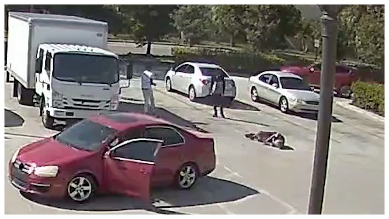 Captado en cámara: roban el auto a hombre de 82 años en una estación de gasolina de Broward