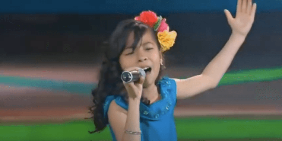 La pequeñita originaria de Coahuila conquistó a los espectadores con sus presentaciones de grandes éxitos musicales como 'Detrás de mi ventana', 'Costumbres' y 'Cómo han pasado los años'.