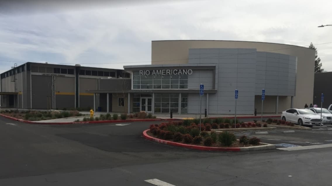 Investigan a maestro de Sacramento que mostró una bandera nazi en su salón