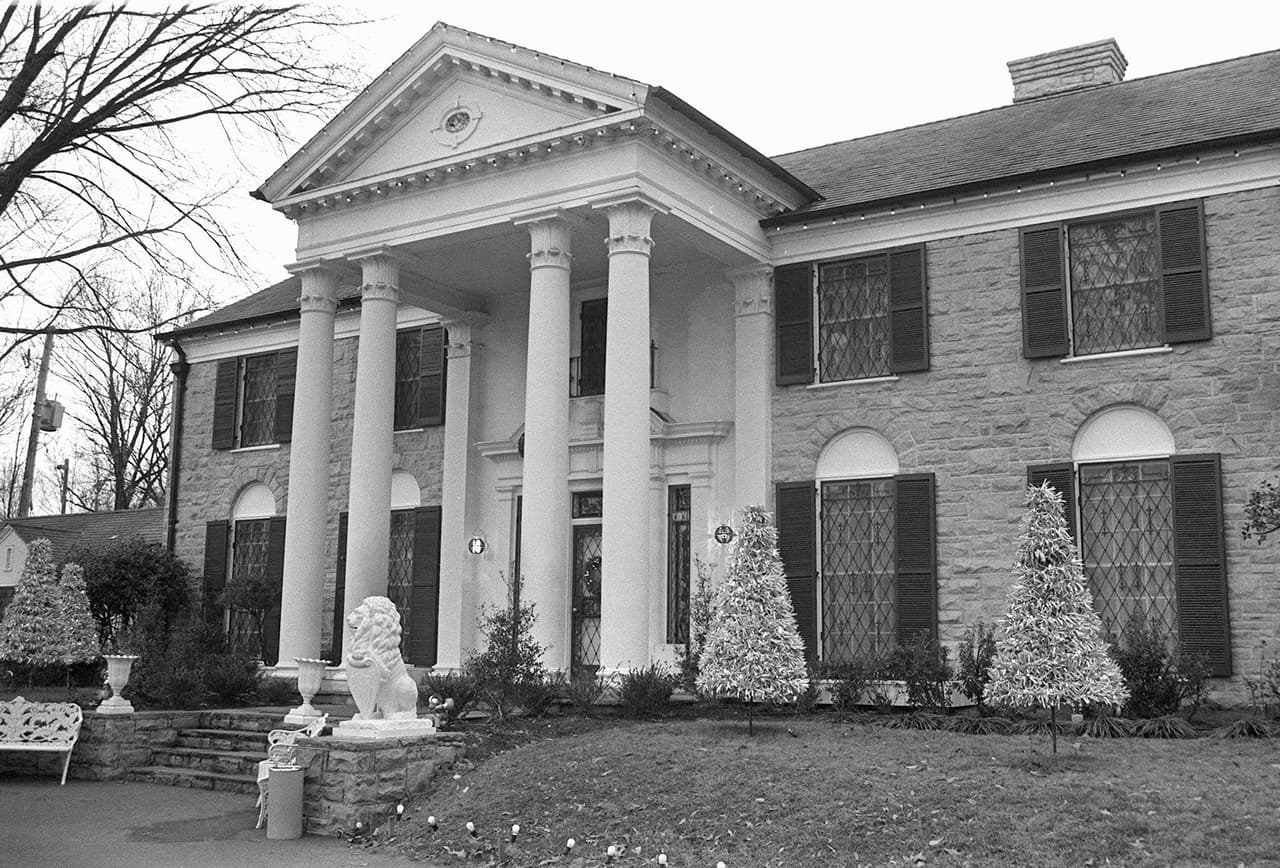 Graceland fue construida en 1939 y adquirida por Elvis Presley en 1957. Se convirtió en el hogar del Rey del Rock and Roll hasta su muerte en 1977. Lisa Marie tenía solo nueve años cuando falleció su padre. En esta imagen, fechada el 1 de agosto de 1985, aparece la fachada de la propiedad.