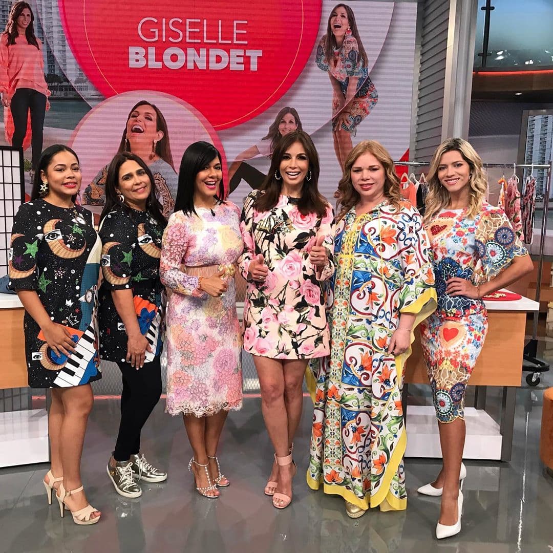 Giselle presentó lo más nuevo de su tienda en línea mediante dos pasarelas, en una de ellas le enseñó al público a cambiar de look con accesorios y prendas según la talla.