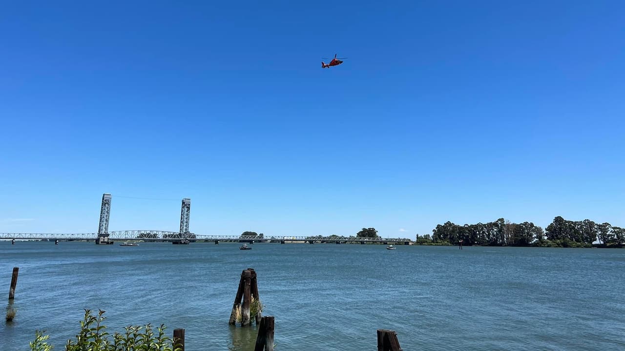 Una persona salta al río Sacramento desde un puente y es arrastrada por la corriente