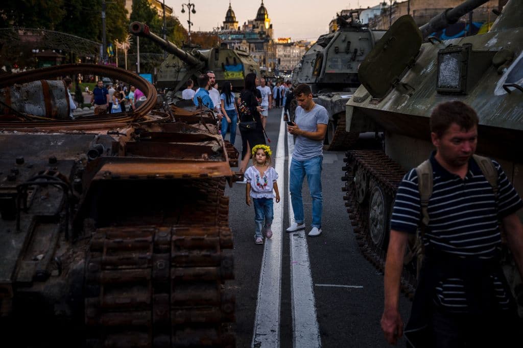 Los tanques y demás maquinaria de guerra rusa destruida se han convertido en un museo al aire libre en las calles de Kiev en donde los habitantes van a hacerse fotos y a 'celebrar' de alguna manera.