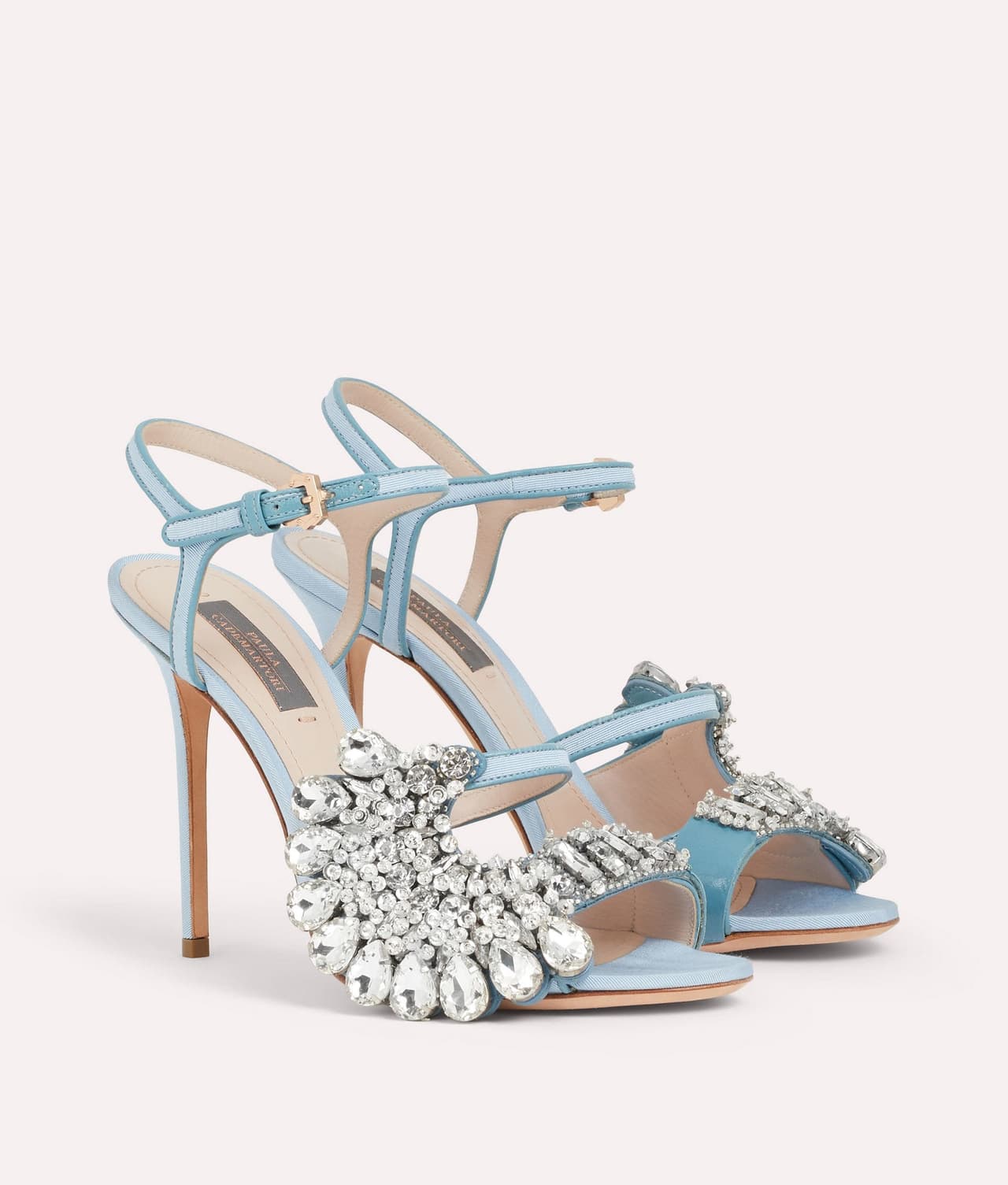 Se trató de unas sandalias azul cielo de aguja Blossom, con suela de piel y forrados de satén, que están enmarcados con cristales facetados.