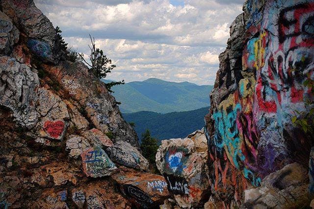 En la montaña también encontrarás rocas que cuentan con grafitis de hasta 50 años de antiguedad, elaborados por estudiantes de arte del 
<b><a href="https://www.exploregeorgia.org/sites/default/files/listing_documents/3afdd4726770b89a1e96ed71c14a7e24_BellMountainCountyPark.pdf">Young Harris College</a></b>.