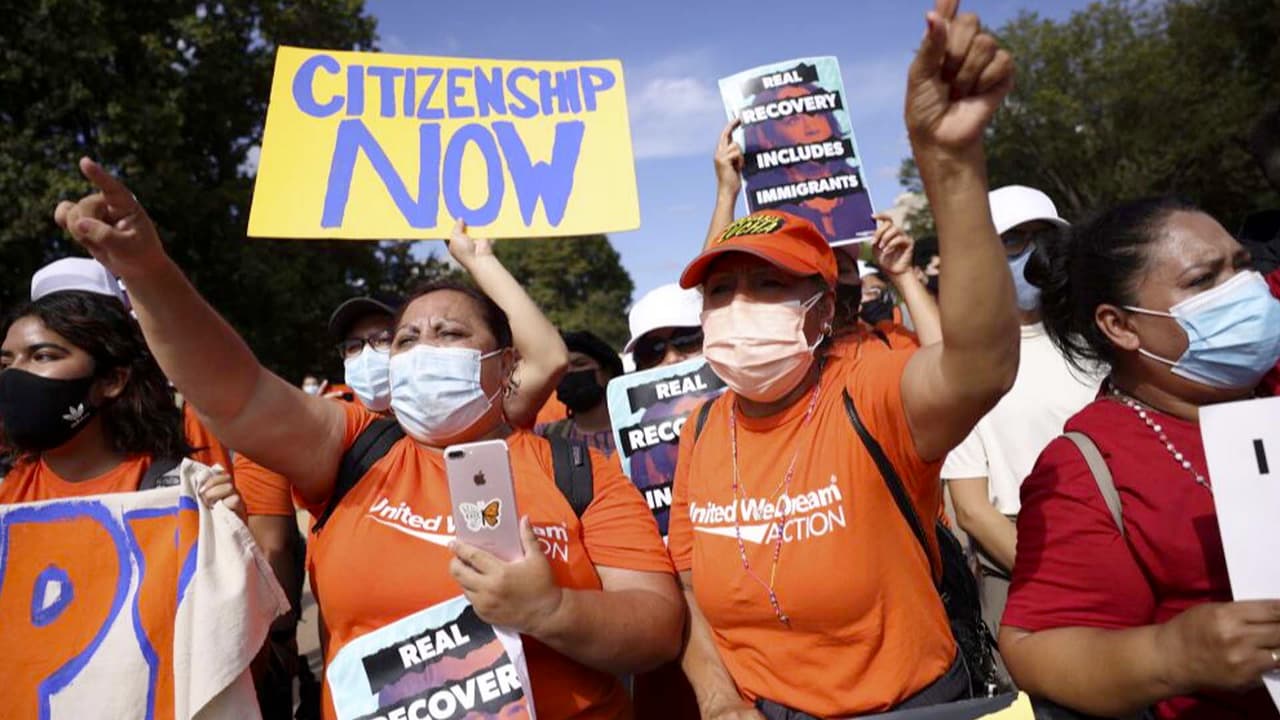 ¿De qué se trata el cambio de ley que permitiría legalizar a entre 4 a 7 millones de indocumentados? Vocero de CHIRLA explica