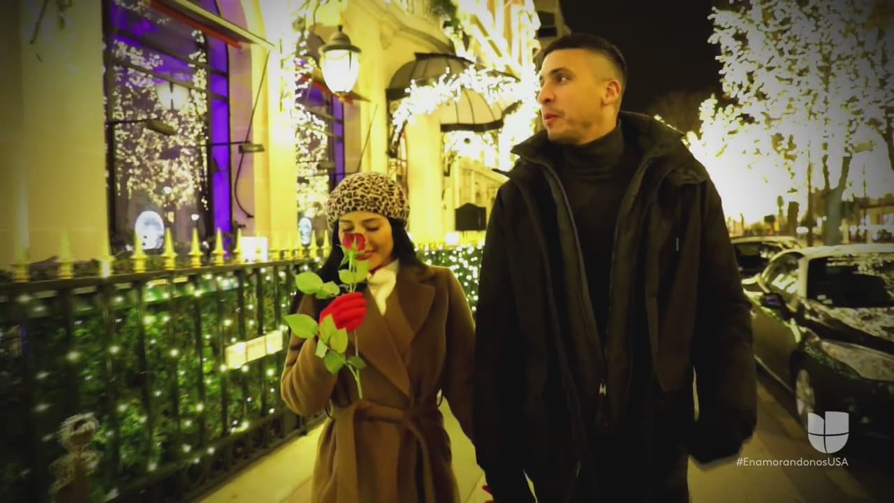 Durante el primer día, Dolly y John derramaron miel por los Champs Elysees.