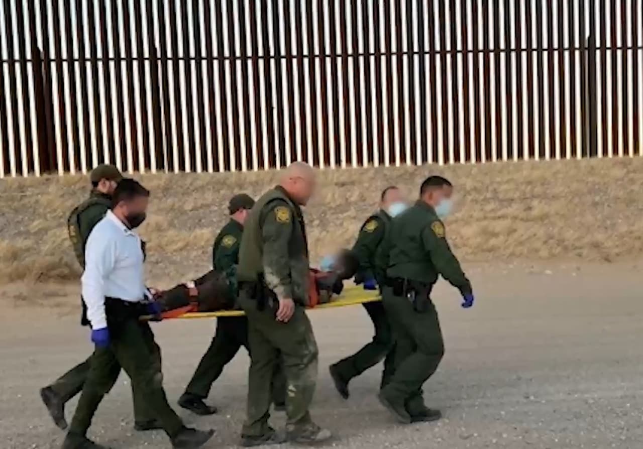 Las autoridades de EEUU y México advierten que este año se ha registrado un incremento inusual de lesiones, incluso muertes, por caídas desde alturas considerables del muro fronterizo.