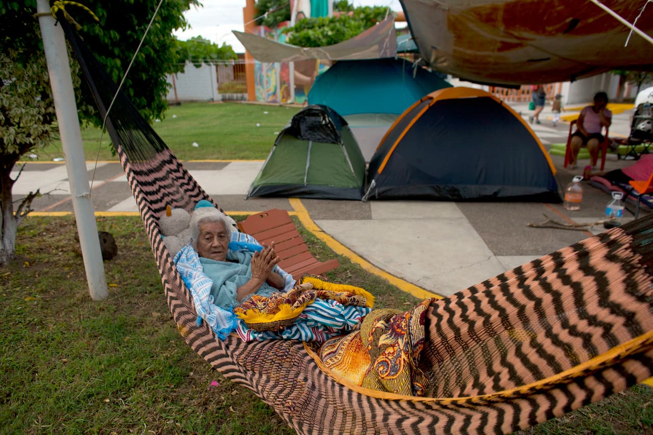 Manuela López, de 80 años, despierta en su hamaca dentro de en una escuela, donde la gente se refugiaba después de que su hogar fue destruido en el terremoto de magnitud 8.2 en Juchitán.
