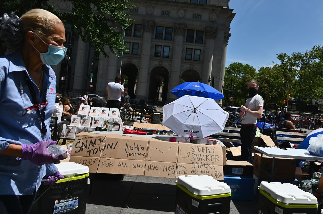 Manifestantes acampan frente a la Alcaldía.