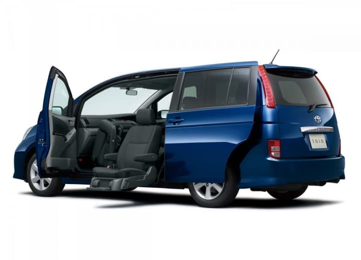 10.
<b>Toyota ISIS</b> 2004 - actualidad.
<br>
<br>La minivan Isis, que Toyota vende en Japón y Singapur, es uno de los vehículos más desabridos e inocuos que verás en tu vida. Lamentablemente para Toyota, entre su infinidad de horribles ideas el grupo terrorista ISIS tuvo que escoger el mismo nombre. No sabemos si Toyota tiene alguna intención de cambiar la denominación de su minivan.