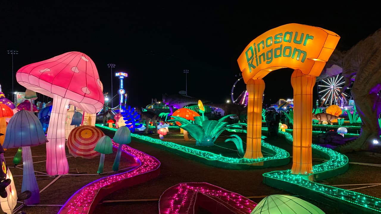 <b>The Dino:</b> ¿Sabías que los restos de dinosaurios se descubrieron por primera vez en la provincia de Sichuan en China hace más de 2000 años? Explora el descubrimiento y la historia de los dinosaurios aquí.