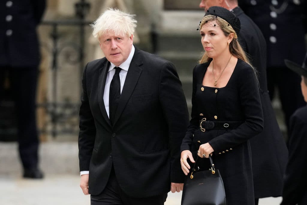 En el funeral se ha visto también al que fue hasta hace unos días el primer ministro de Reino Unido, 
<b>Boris Johnson</b>, que asistió junto a su esposa 
<b>Carrie Johnson</b>.