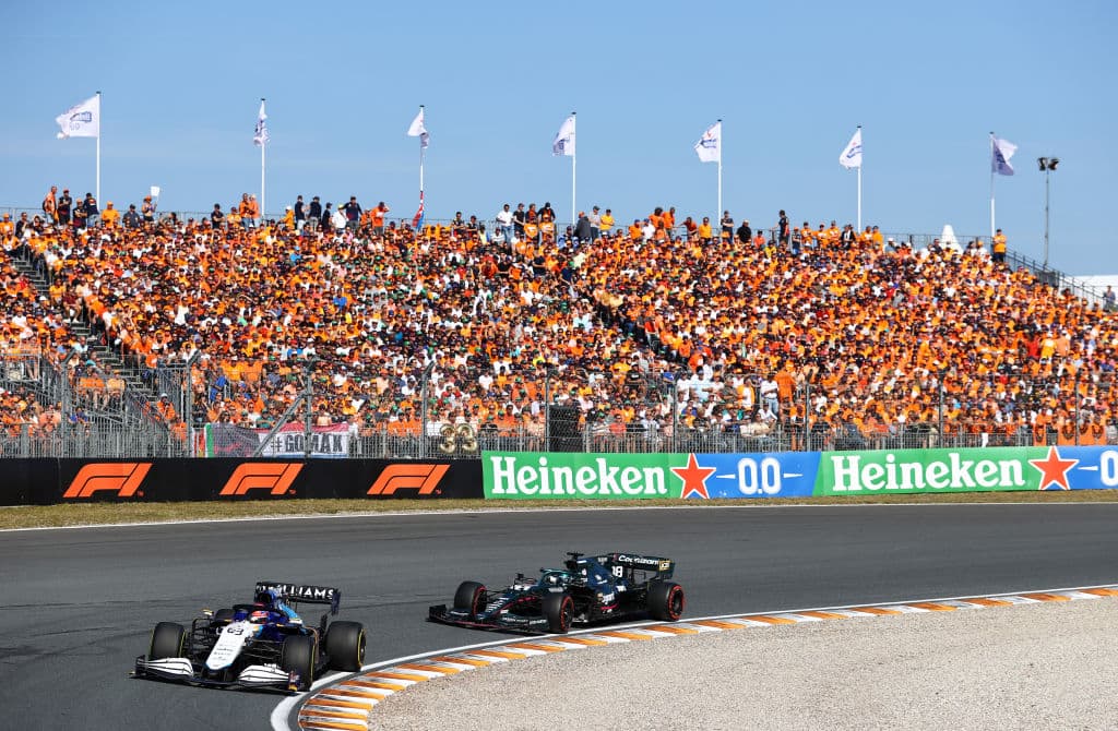 Max Verstappen se lleva el Gran Premio de Holanda y triunfa en su casa ante su público y, además, vuelve a la cima de la Formula 1. El podio fue compartido con Lewis Hamilton y Valtteri Bottas de Mercedes Benz en segunda y tercera posición, respectivamente. El mexicano Sergio Pérez quedó en octava posición.