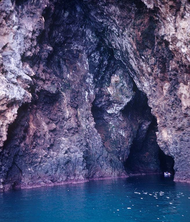 <b>La cueva pintada en la isla de Santa Cruz</b>
<br>Este paseo es uno de los más exigentes, ya que solo puedes llegar a la cueva a través de un paseo en bote. Sin embargo, todo lo que hagas valdrá la pena, porque que estarás visitando la cueva marina más larga de América del Norte y una de las más largas del mundo. Los guías describen la experiencia como "surrealista" y aseguran que los visitantes no se imaginan lo que encontrarán en la profundidad de la cueva. ¿Te animas a visitarla?