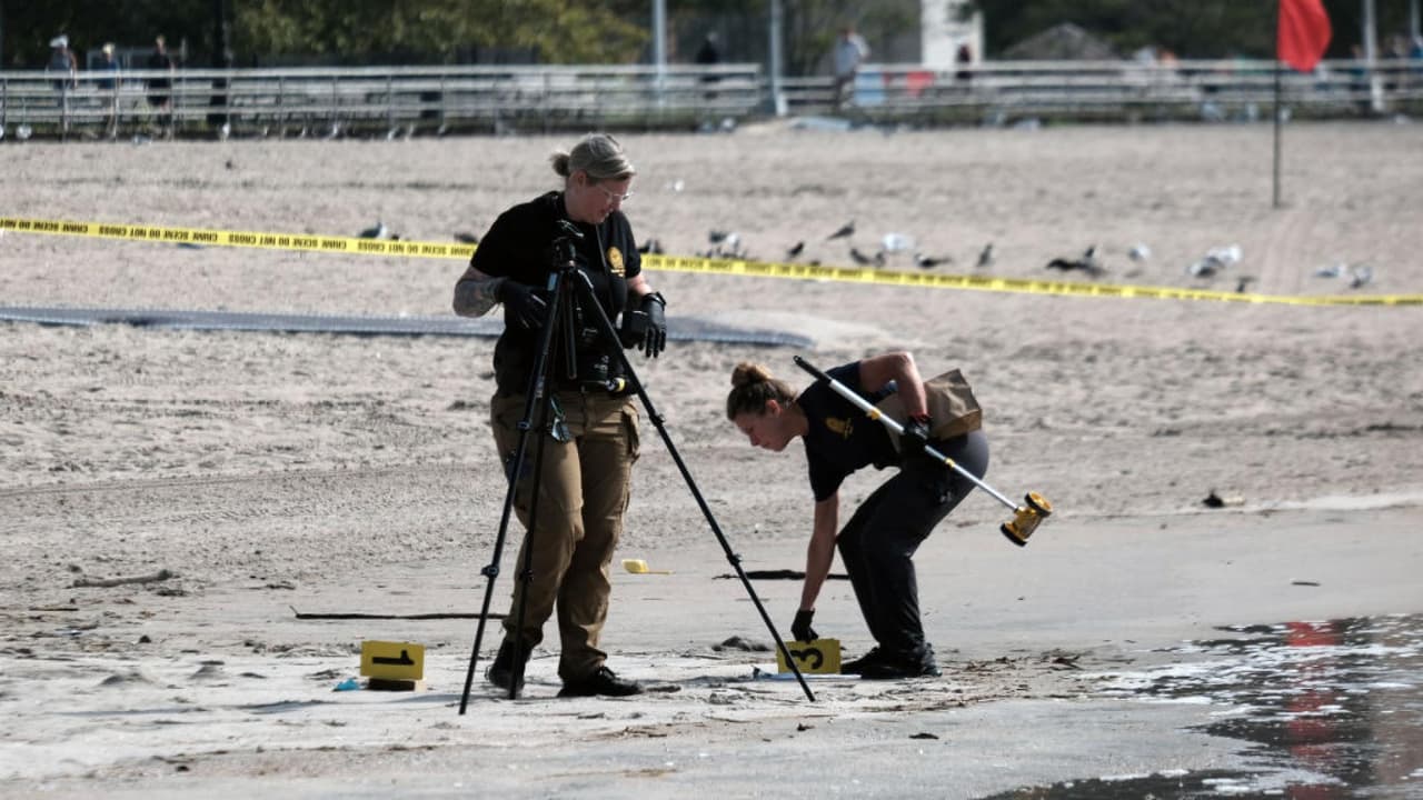 Confirman causa de la muerte de los tres niños encontrados en la orilla de playa de Coney Island