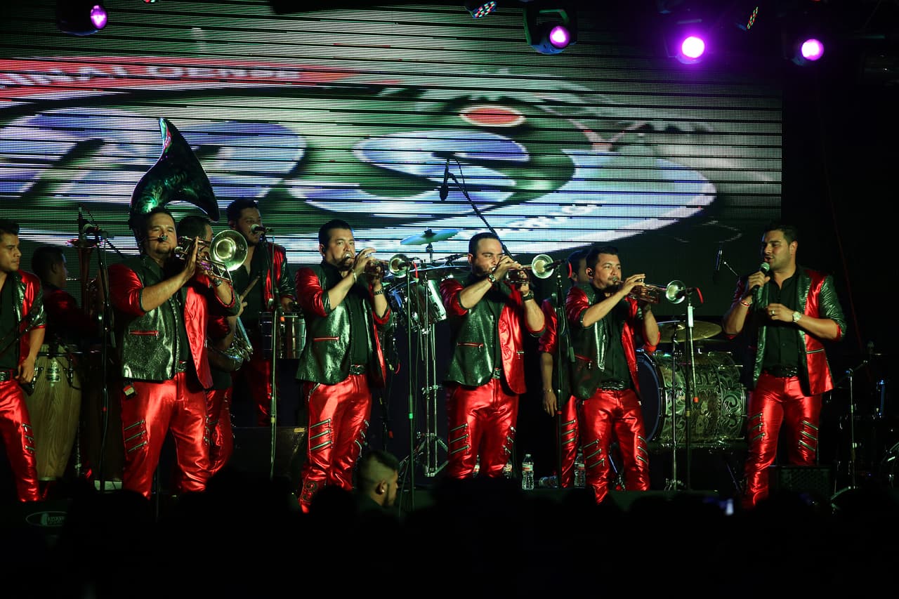 Sin embargo 
<b><a href="http://www.univision.com/entretenimiento/solo-lucia-mendez-puede-resolver-el-misterio-sobre-su-colaboracion-con-banda-ms">la agrupación la desmintió</a></b> y aseguró que no sabían nada al respecto: "La señora es una señora respetada y querida por nosotros, conocemos su trabajo y es admirada, pero no podemos decir que sí cuando no es así, a la gente no le podemos decir algo falso”, así lo dijo uno de los vocalistas a la revista 
<b><a href="http://www.tvynovelas.com">'TVyNovelas'</a></b>.