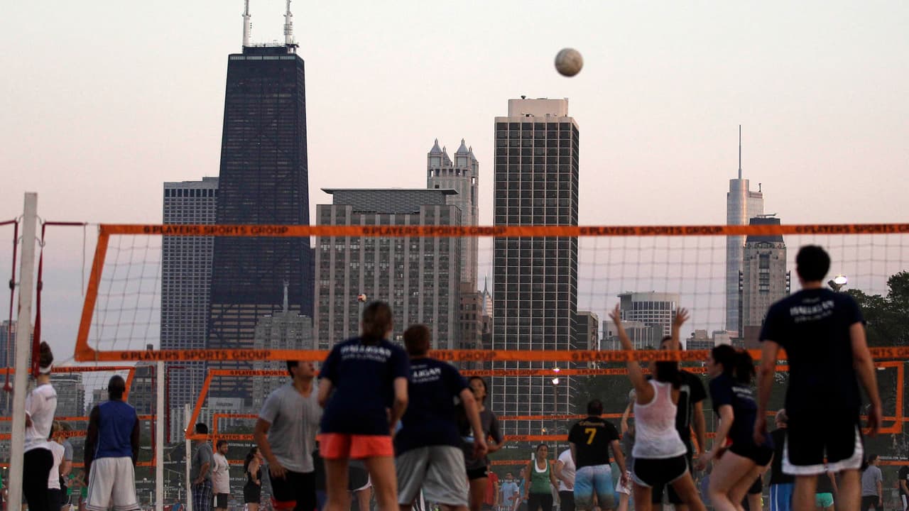 Cierran accesos a playas del lado norte de Chicago porque están llegando a su límite de capacidad