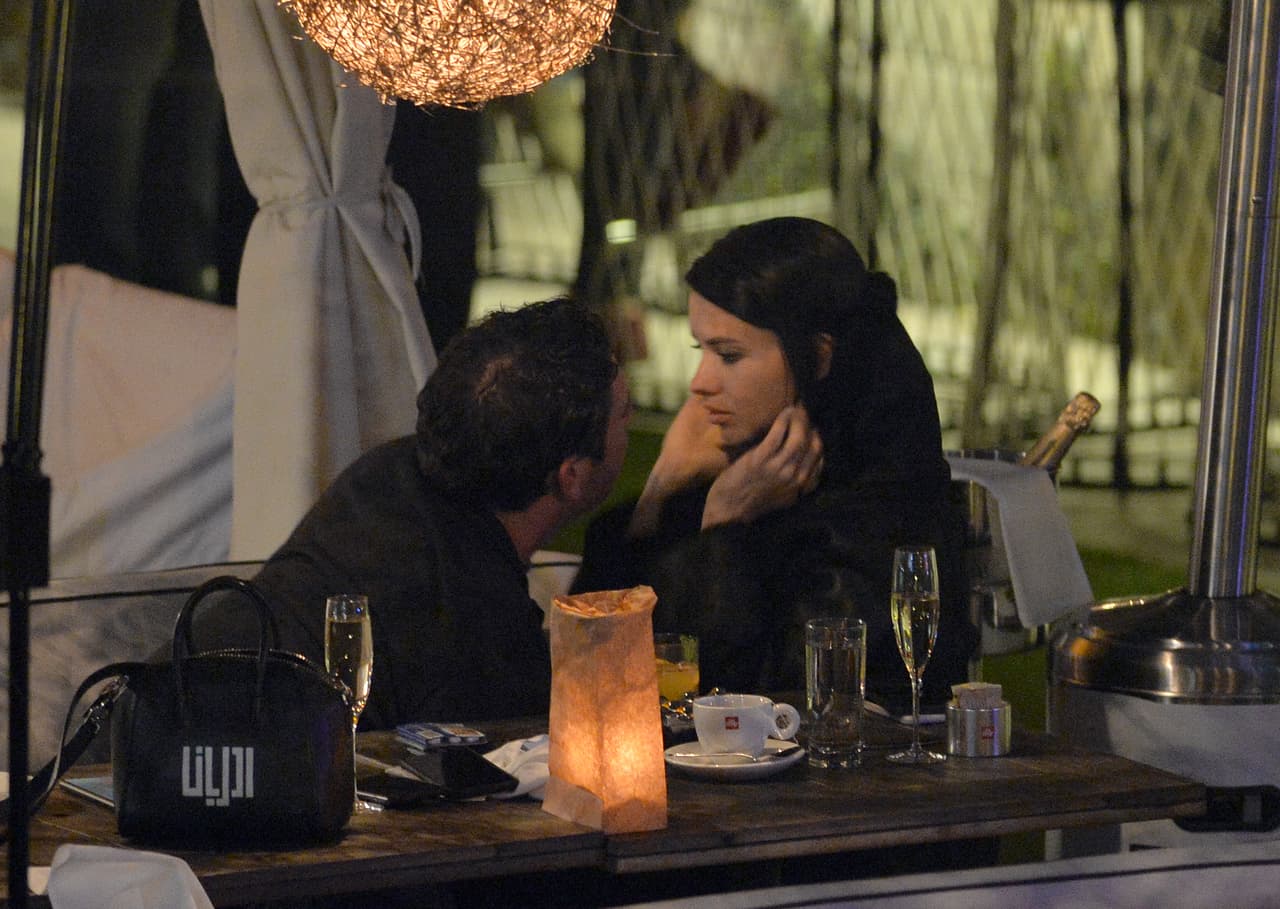 Adriana Lima rompió con el receptor de New England Patriots Julian Edelman hace sólo una semana. Sin embargo, se le vio besándose en un restaurante con el chico malo de los muchachos de Nueva York Mitch, Matt Harvey. Estas son las primeras fotos de la nueva pareja. La pareja llegó en yate y cenaron y tomaron champán por horas en el River Yacht Club el 15 de marzo de 2017, en Miami, Florida.