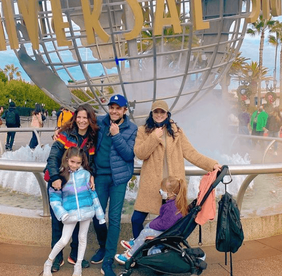 Para la familia Derbez, la temporada navideña es una de sus favoritas. Este año, decidieron disfrutarla al ´máximo en un parque de diversiones en Los Ángeles.