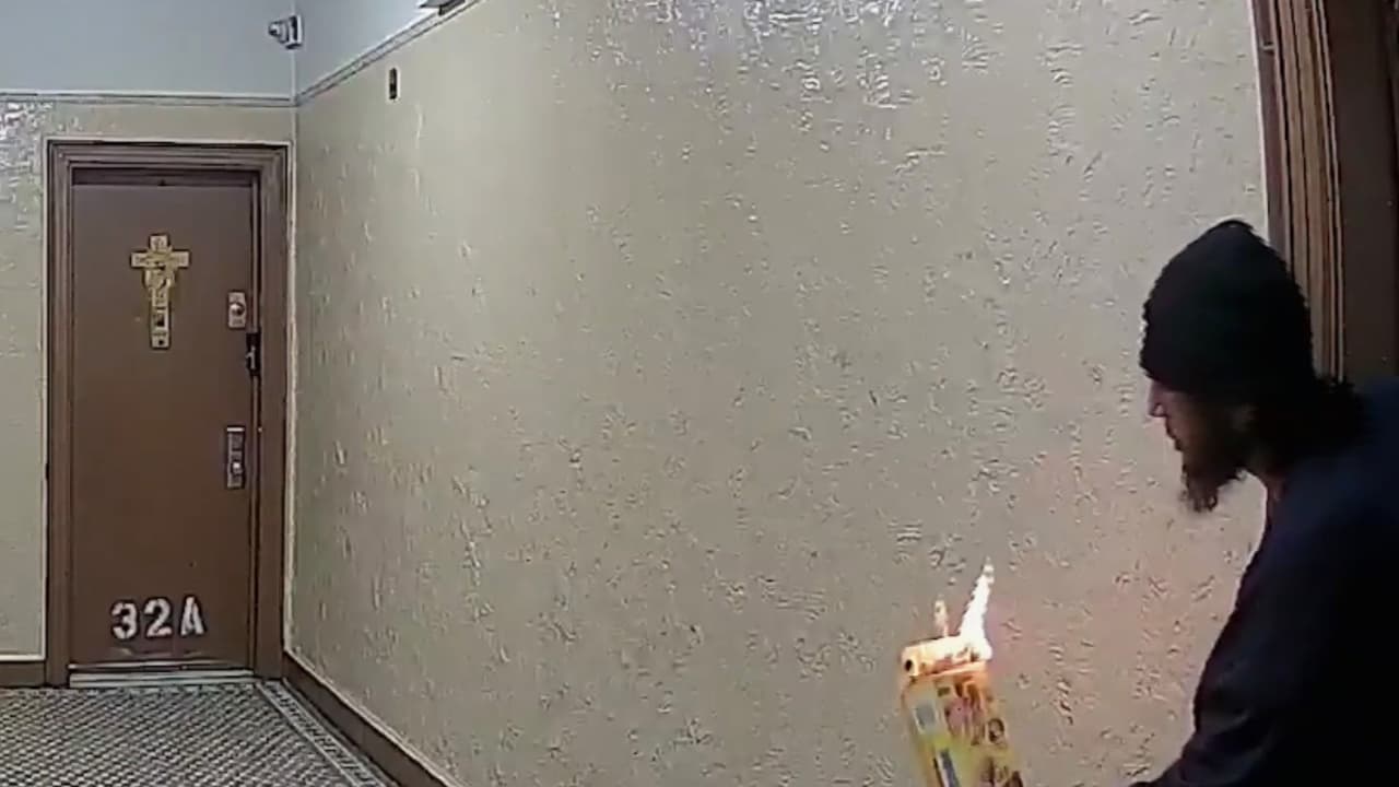 Videos muestran al sospechoso de comenzar incendio en un edificio de El Bronx que dejó un muerto