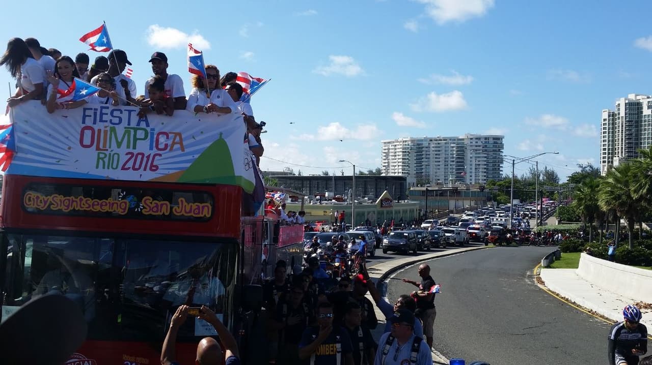 Desde tempranas horas cientos de personas se han dado cita en cada una de las paradas que los atletas boricuas han realizado como homenaje a su gesta olímpica en Río 2016.