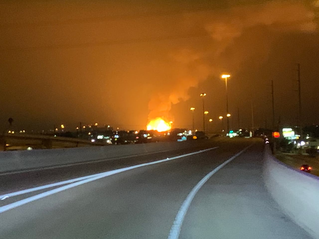 Incendio en el sur de Austin deja al menos dos edificios de apartamentos destruidos