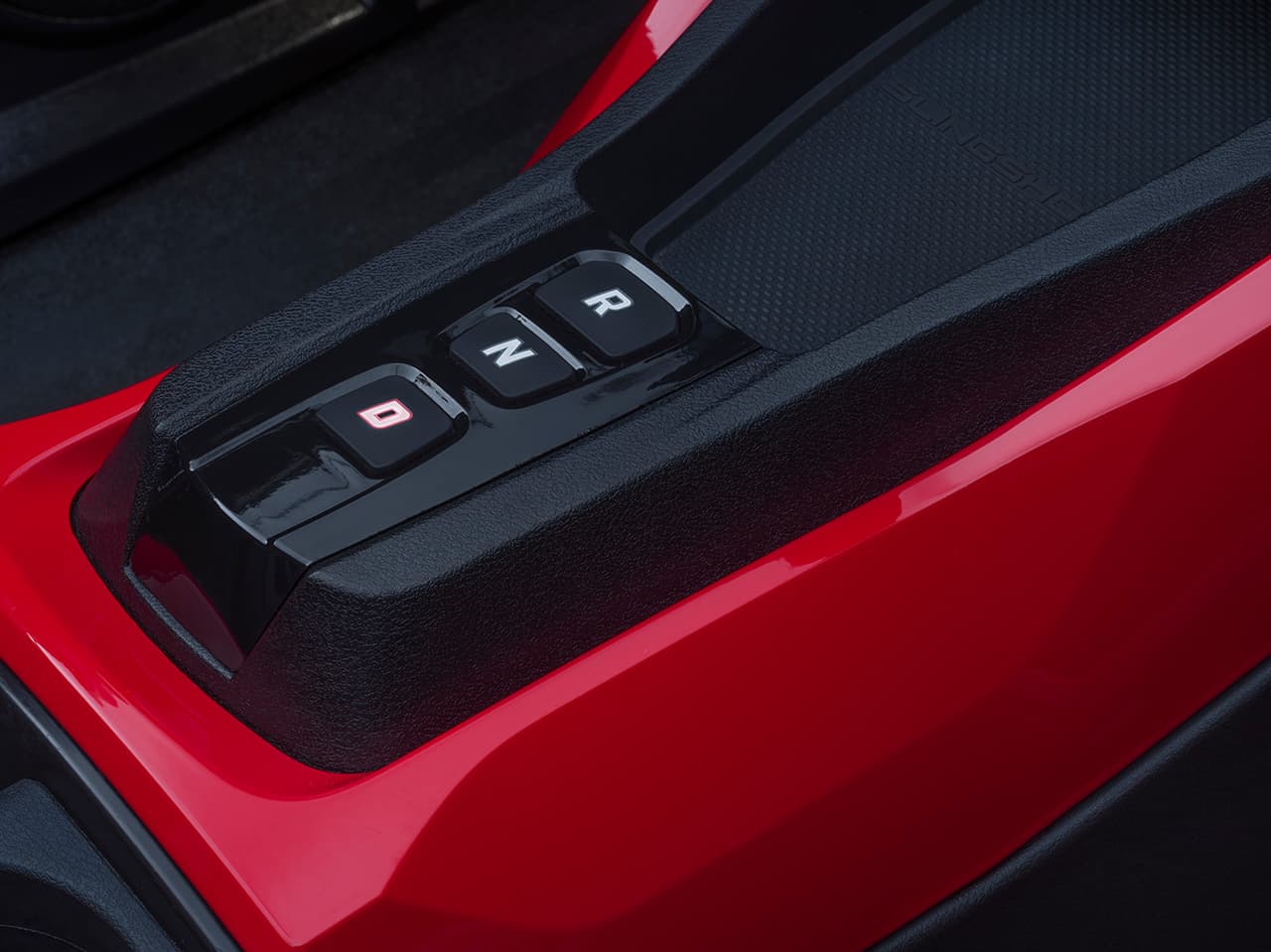 ...operada como una automática a través de botones ubicados en la consola central. 
<br>