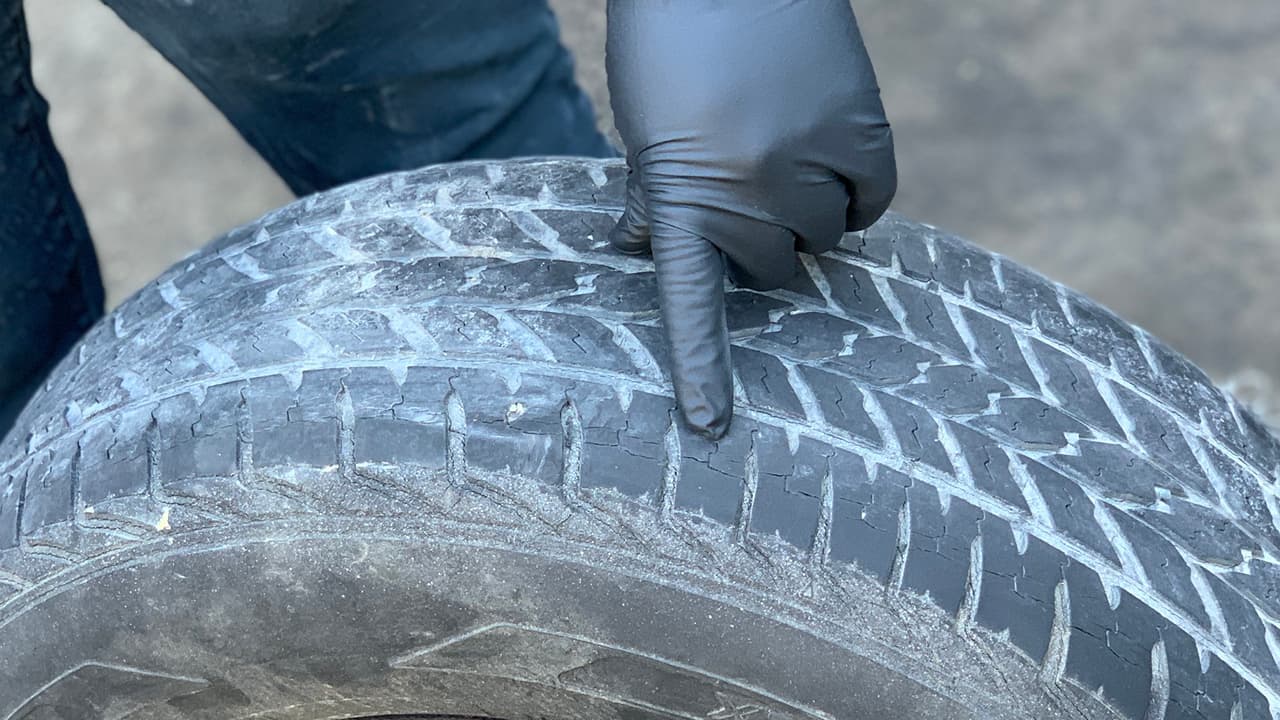 <b>Inspección de seguridad</b>
<br>Antes de salir al camino revisa que tu
<b> vehículo se encuentre en condiciones óptimas</b>; principalmente que tus neumáticos estén en buena condición, así como los limpiadores del parabrisas. También infórmate sobre las condiciones del camino y planifica tu ruta. Si las condiciones son extremas, permanece en casa.