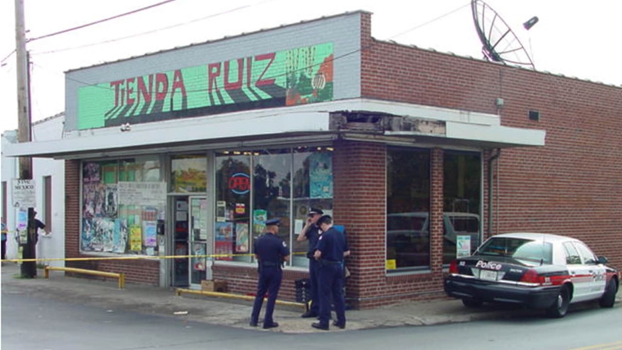 Timoteo Ruiz León, quien tenía 31 años, fue asesinado "a sangre fría" el 13 de septiembre de 2002 en la Tienda Ruiz, un negocio que estaba ubicado entonces en el 1000 de East Murray Avenue.