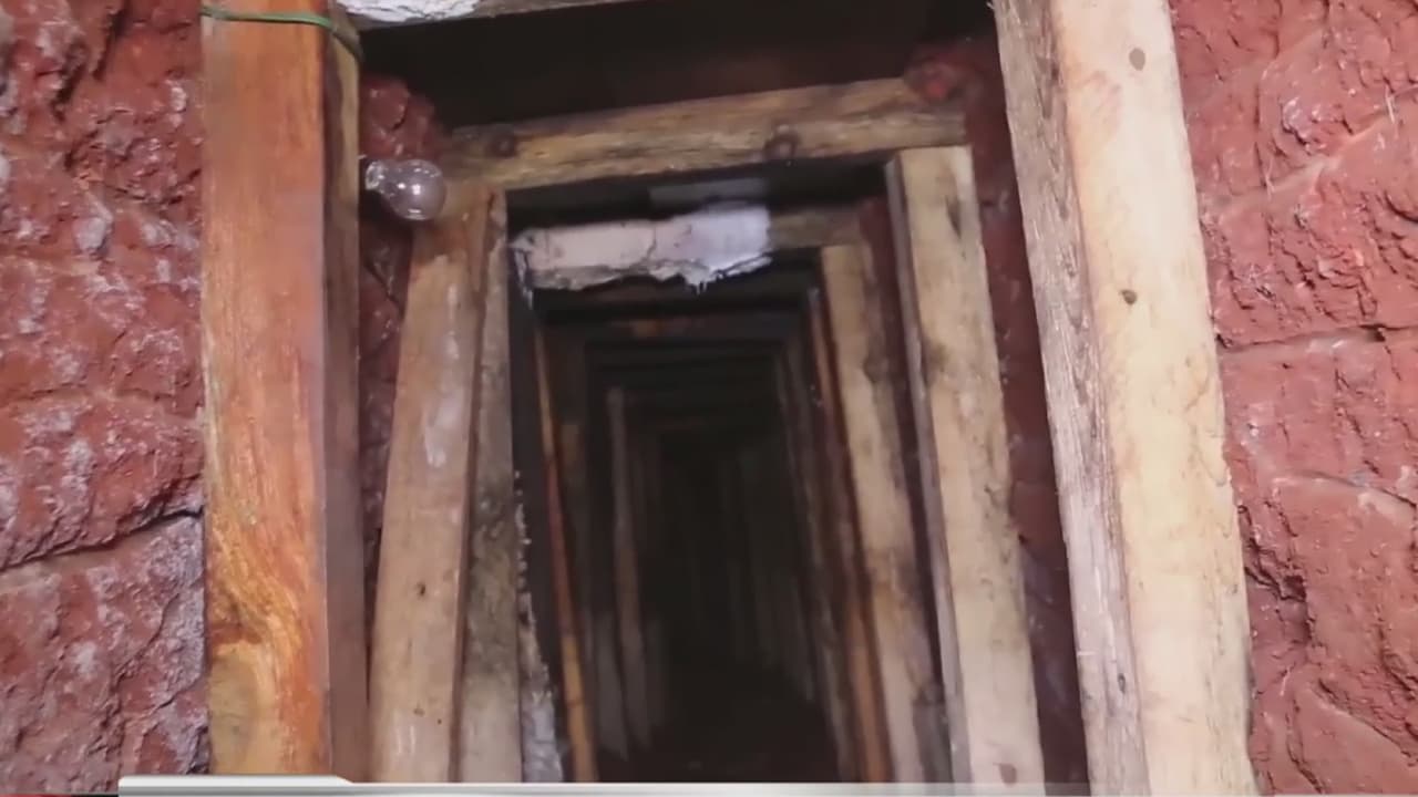 Joaquín 'El Chapo' Guzmán era considerado el experto en la construcción de túneles para el tráfico de drogas y armas. En Arizona se han encontrado más de 120 túneles, el más antiguo fue hallado en 1990 en Douglas. Agentes de la Patrulla Fronteriza trabajan día a día para hallar más de estos pasajes donde se transporta marihuana, cocaína y recientemente fentanilo.